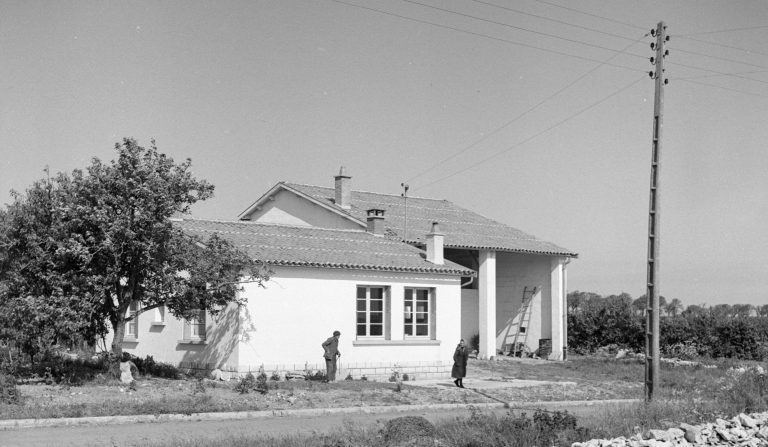 Maison avec grange, village d’Yves (Charente-Maritime), 1954.