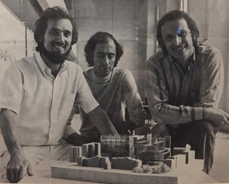 Renzo Piano, Gianfranco Franchini et Richard Rogers devant la maquette du projet concours pour le Centre Beaubourg (novembre 1971)
