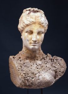 Artiste inconnu, Buste de la déesse Aphrodite, IIe siècle  av. J.-C., marbre, 68,5 cm H, Tunis, Musée national du Bardo. Crédit : Rheinisches Landesmuseum Bonn, H. Lilienthal